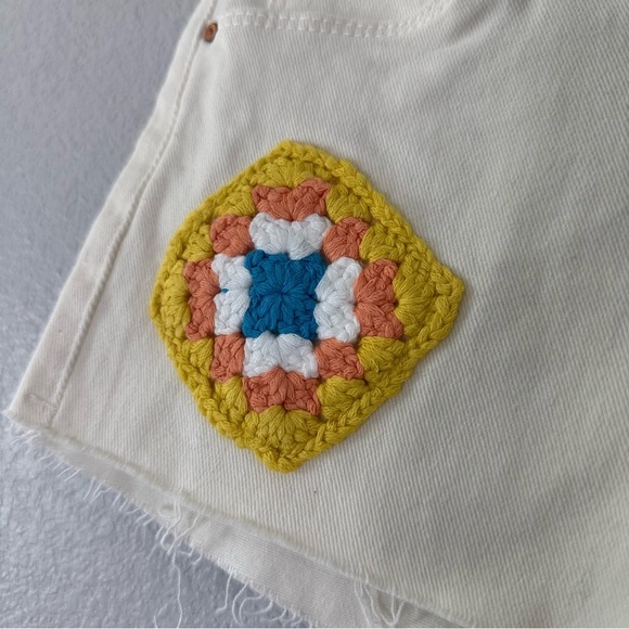 New Blank NYC Cream Jean Shorts with Colorful Crochet Patches Girls Kids Size 12 - Picture 11 of 16